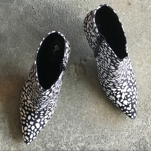 Qupid Black & White Faux Suede Heeled Bootie 5.5 6 - Picture 8 of 8